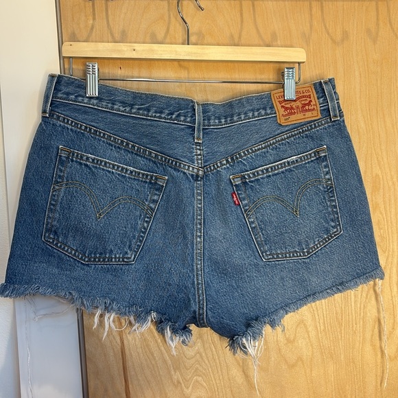 Levi’s Women’s 501 Shorts Denim Cutoff Button Fly Size 33 - Picture 5 of 9